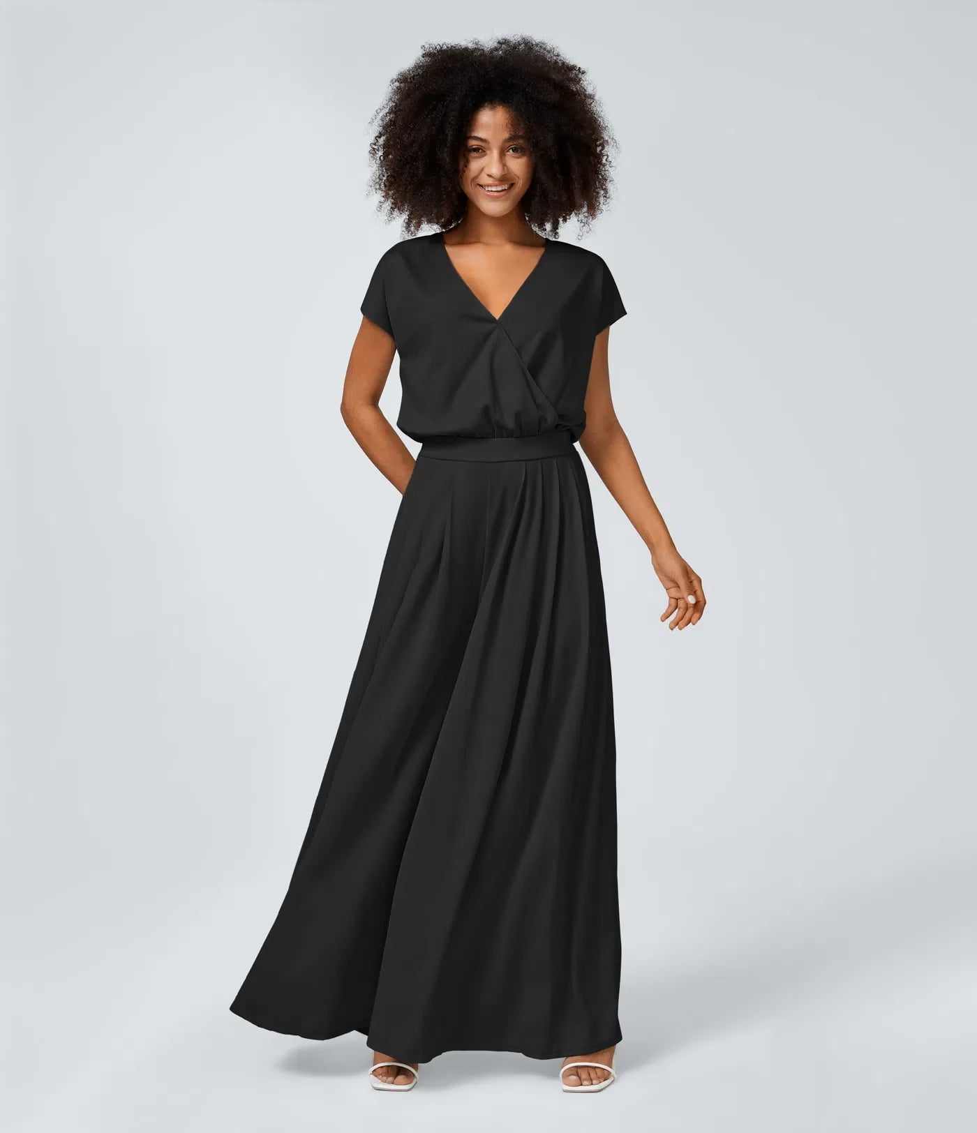 Jumpsuit™ - Tuta con scollatura a V, maniche corte, tasche laterali a pieghe e gamba larga, motivo a onde fluide.